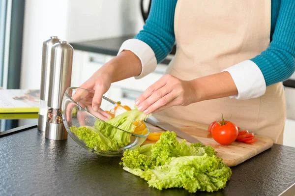 Donna che prepara insalata verdura cucina cucina cibo — Foto Stock