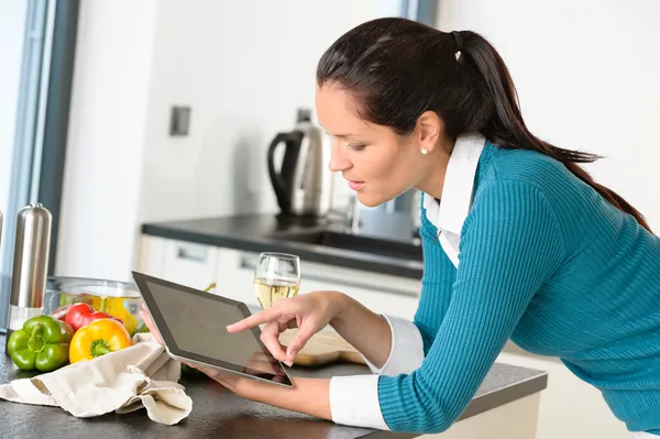 Mladá žena čtení receptu tablet, kuchyně hledání — Stock fotografie