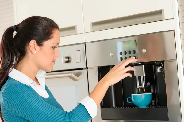 Mulher feliz fazendo máquina de café copo de cozinha — Fotografia de Stock