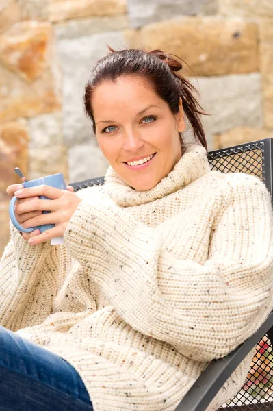 Lachende vrouw drinken warme chocolademelk ontspannende tuin — Stockfoto