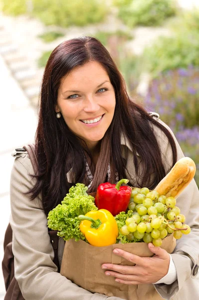 Lachende vrouw winkelen groenten boodschappen papieren zak — Stockfoto