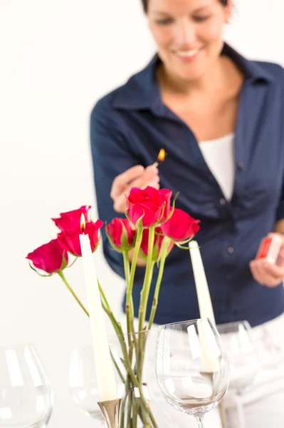 Ung kvinna belysning ljus lunch romantisk kärlek — Stockfoto