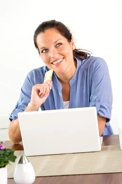 Sorrindo mulher compras internet casa finanças bancárias — Fotografia de Stock