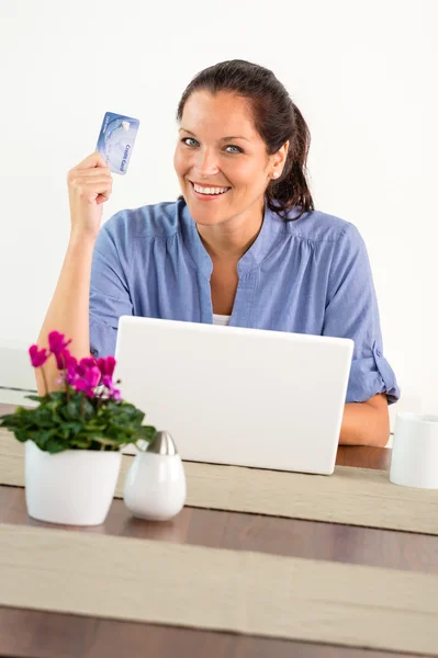 Mujer sonriente de compras en línea casa tarjeta de crédito —  Fotos de Stock