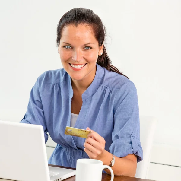 Lachende vrouw betalen facturen online bankieren thuis — Stockfoto