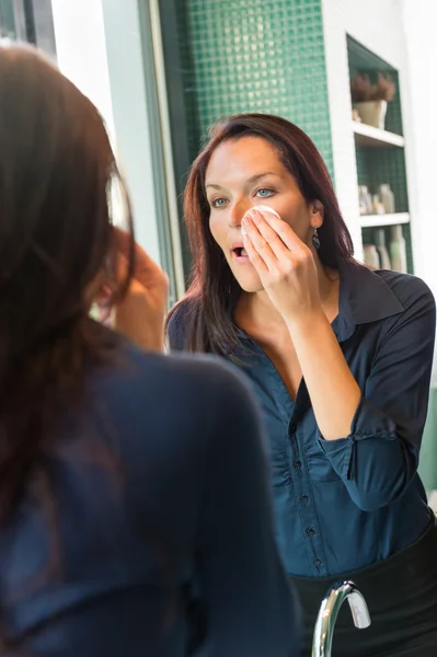 Kobieta, usuwanie makijażu oczyszczanie poduszki czyszczenie twarzy — Zdjęcie stockowe