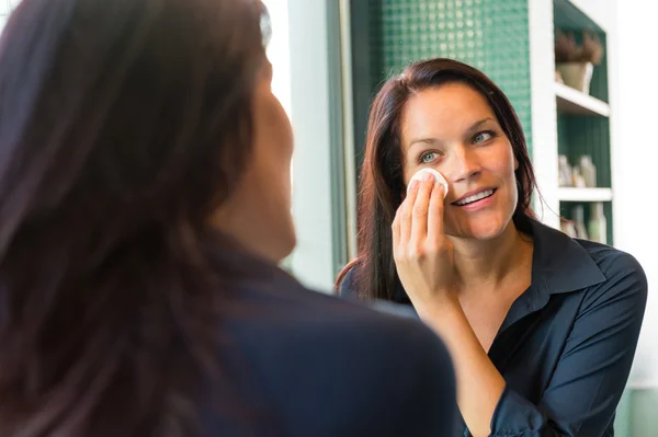 Alegre mujer limpieza cara algodón almohadillas baño — Foto de Stock