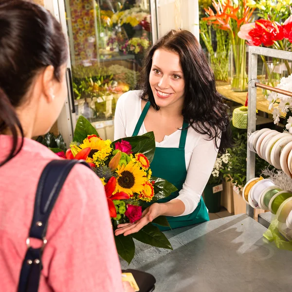 Färgglad bukett florist kvinna som säljer kunden blomma — Stockfoto
