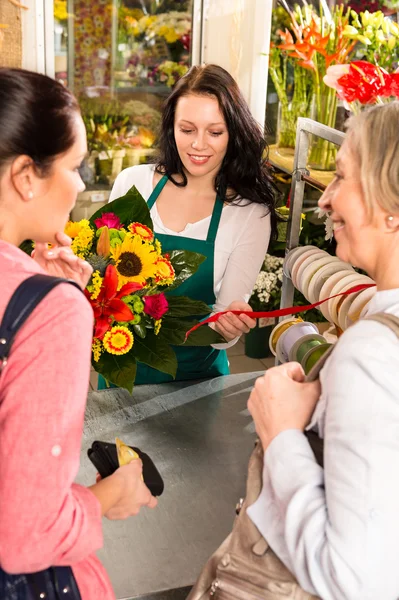 Happy women customers buying flowers sunflower bouquet — Stock Photo, Image