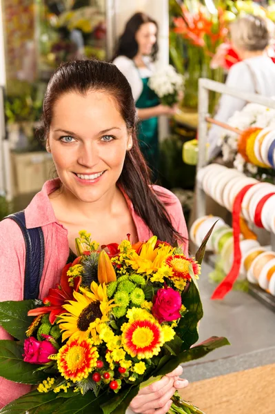 Lachende jonge bloemist vrouw kleurrijke boeket winkel — Stockfoto