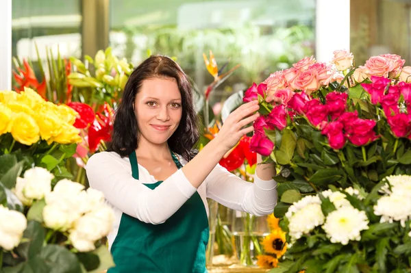 Happy young woman arranging flowers florist shop — Stock Photo, Image