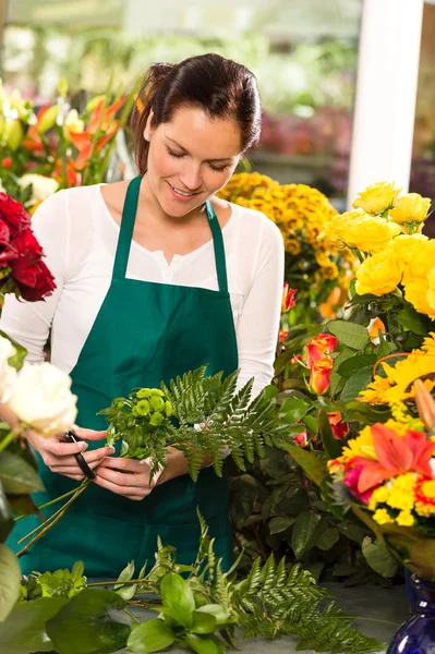 Jovem florista preparando flores buquê loja — Fotografia de Stock