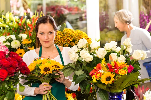 Blumenhändlerin verkauft Sonnenblumen Bouquet Blumenladen — Stockfoto