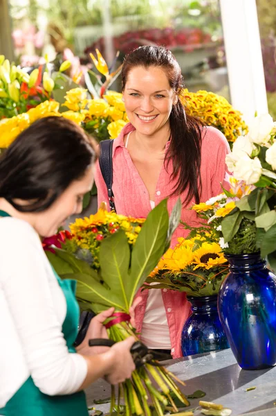 Femme gaie acheter bouquet boutique de fleurs fleuriste — Photo