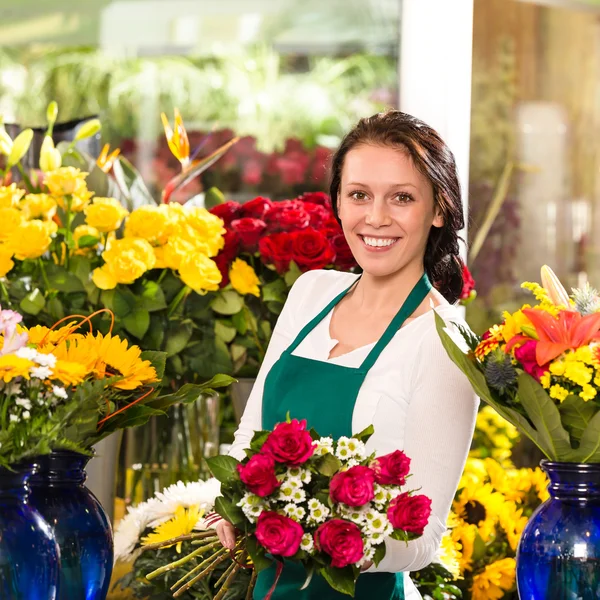 Vrolijke vrouwelijke bloemist boeket rozen bloemenwinkel — Stockfoto