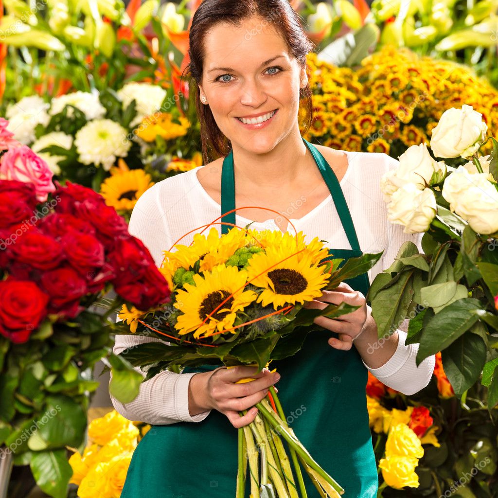 Smiling florist woman bouquet sunflowers flower shop — Stock Photo