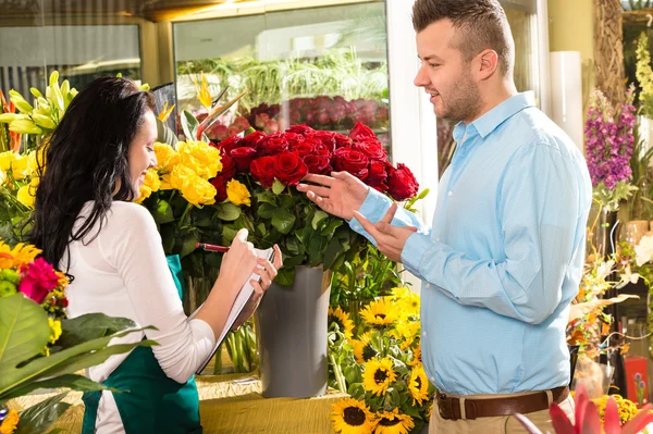 Homem cliente encomendar flores buquê loja de flores — Fotografia de Stock