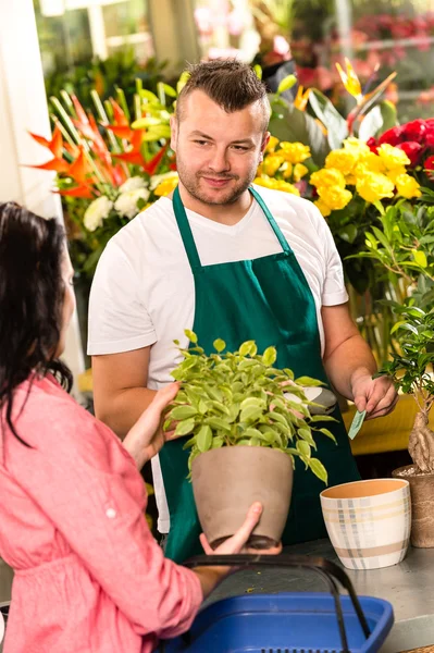 Erkek çiçekçi satış gülümseyen potted bitki çiçek — Stok fotoğraf