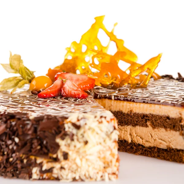 Gâteau au chocolat crémeux au caramel et fraise — Photo