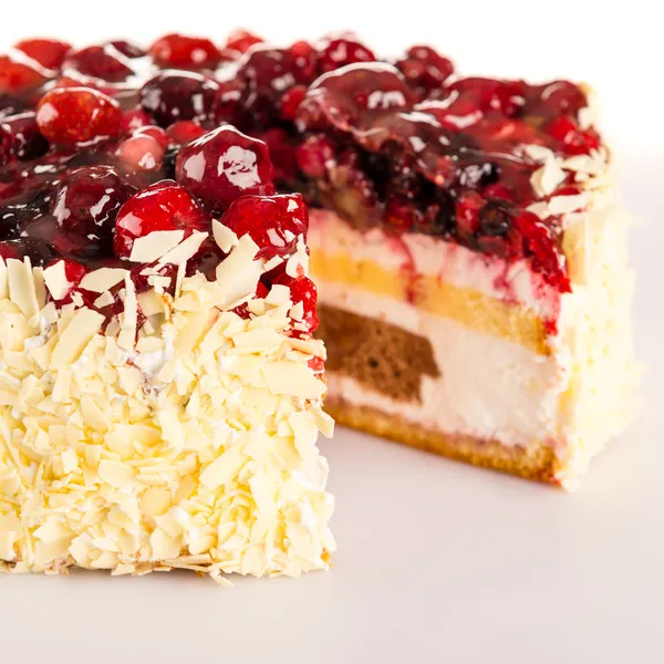 süzme peynir keki kırmızı meyveler ve badem