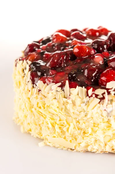 Kırmızı meyveleri tatlı bademli kek