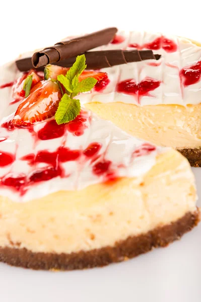 Erdbeerkäsekuchen frisches Dessert cremig köstlich — Stockfoto