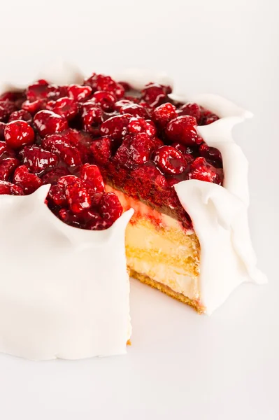 Puderzucker-Kuchen mit roten Beeren Dessert — Stockfoto