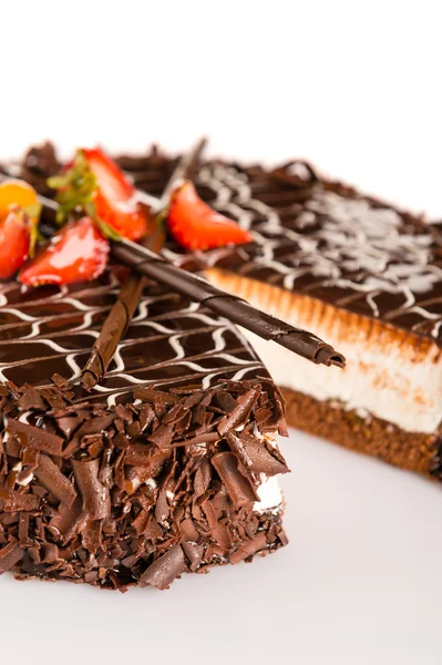 Pastel de chocolate negro cremoso con fresas — Foto de Stock