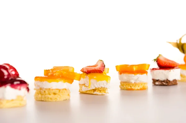 Auswahl an Mini-Desserts mit cremigen Früchten — Stockfoto