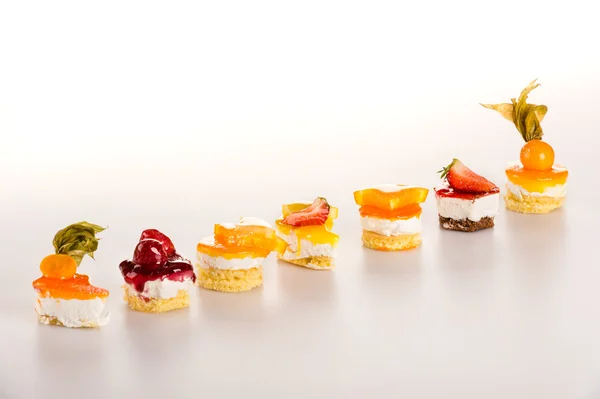 Petite tarte sucrée sélection de fruits desserts crémeux — Photo