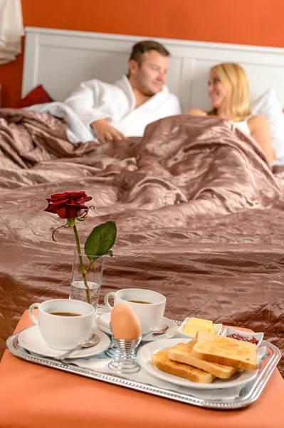 Pareja feliz cama cama romántica desayuno hotel —  Fotos de Stock