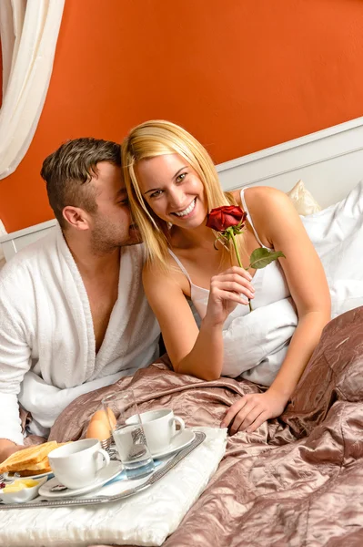 Romántica pareja abrazando cama motel celebrando aniversario —  Fotos de Stock