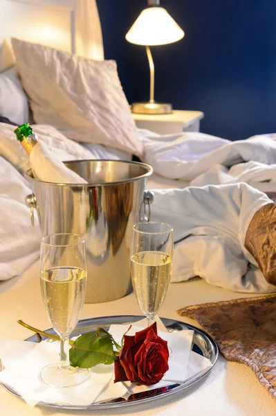 Champagne steeg bed vieren speciale gelegenheid slaapkamer — Stockfoto