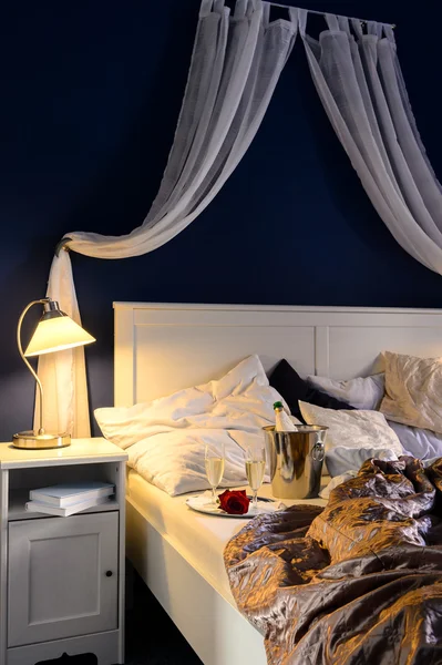 Пустой нетронутой роскошной кровати романтическое чувство шампанского Стоковое Фото