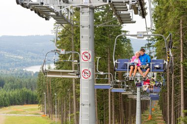 Pinewood sandalye Asansör ile gidiş sarılmış Çift
