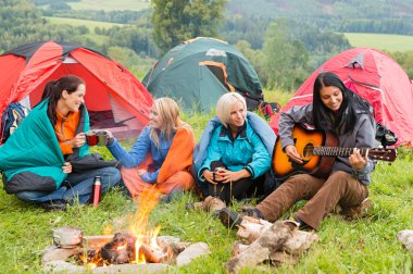 yanında oturan kamp ateşi kızları gitarı dinliyorum