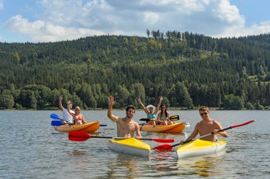 neşeli arkadaşları kayaks yaz aylarında sallayarak