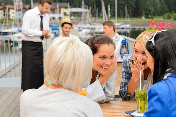 Mujeres chismosas sentadas en el bar del puerto —  Fotos de Stock