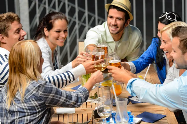 Grupo de brindes alegres com bebidas — Fotografia de Stock