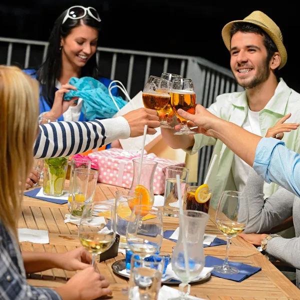 Junge feiern Geburtstag beim Anstoßen — Stockfoto