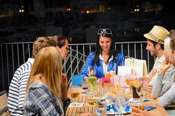 Amigos celebrando fiesta de cumpleaños al aire libre — Foto de Stock