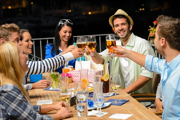 Groupe de jeunes amis boire de la bière en plein air — Photo