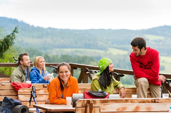 Говорящие друзья наслаждаются местом отдыха с видом на горы — стоковое фото