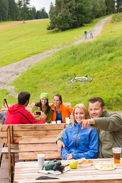 Young tourists in nature sitting bench — Stock Photo, Image
