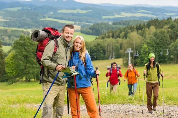 Posando casal caminhante com paisagem de fundo — Fotografia de Stock