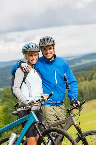 Sporty casal desfrutando de bicicletas de ar fresco natureza — Fotografia de Stock