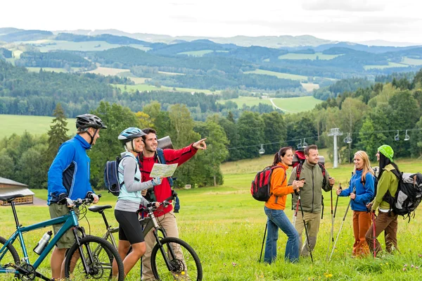 Randonneurs aidant les cyclistes à suivre la piste nature paysage — Photo