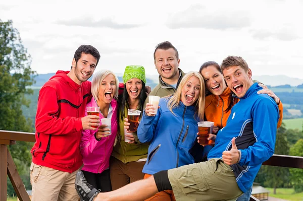 Posando sorrindo jovem com cerveja ao ar livre — Fotografia de Stock