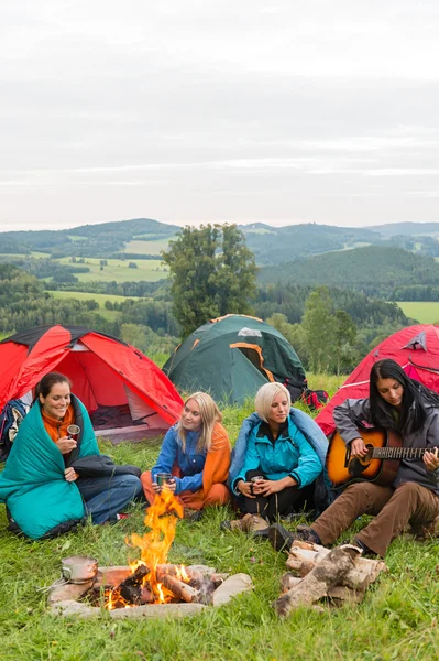 Smiling girls camping on weekend with tents — Stock Photo, Image