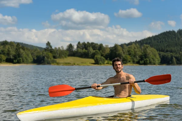 Homme sportif en kayak avec rame été — Photo